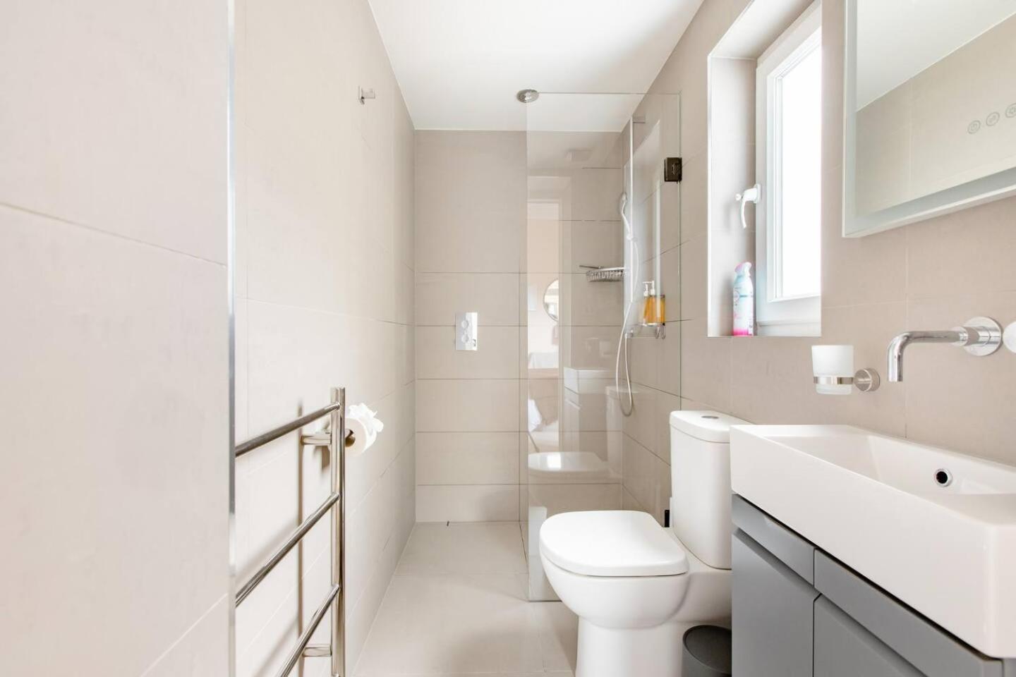 Luxury King-Bed Ensuite With Quiet Private Patio Лондон Екстер'єр фото