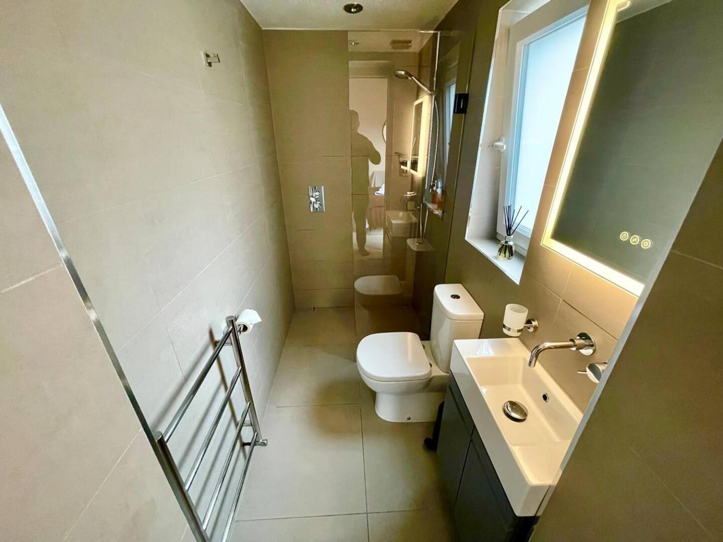 Luxury King-Bed Ensuite With Quiet Private Patio Лондон Екстер'єр фото