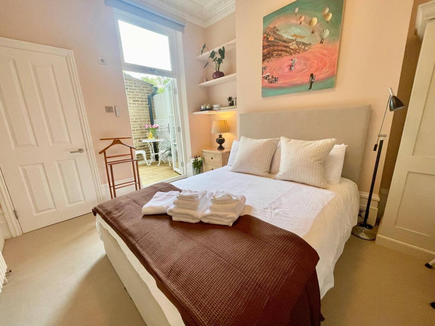 Luxury King-Bed Ensuite With Quiet Private Patio Лондон Екстер'єр фото